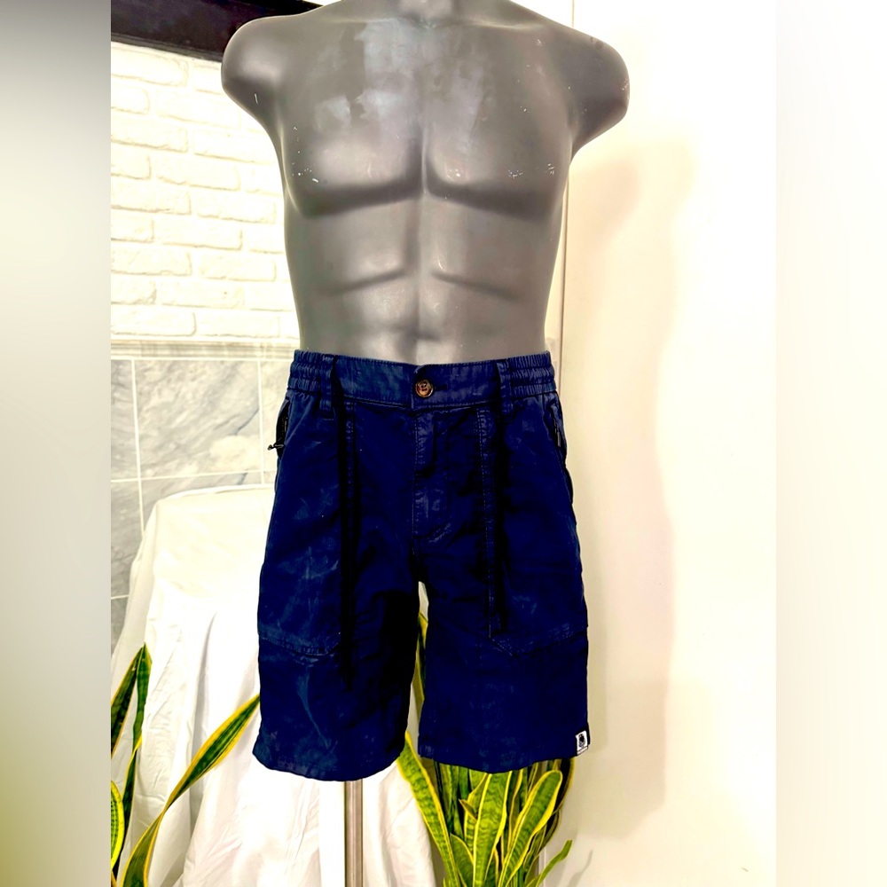NWOT Cotton/spandex quality fabric Men's Navy Blue cargo short, zipper pockets.